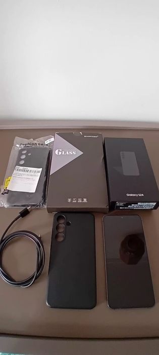 Samsung Galaxy S24 
128 GB
Com vários acessórios 
2 películas vidro temperado novas 
2 capa silicone (uma nova na embalagem)
Cabo dados e carreg