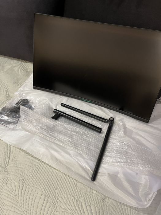 Monitor 32 cale titan army c32c1s