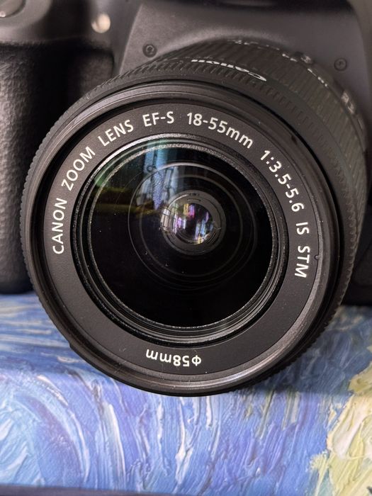 Canon EOS 90D com lente Canon EF\-S 18\-55mm IS STM\.