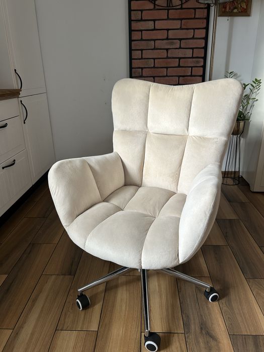 Piękny kremowy fotel