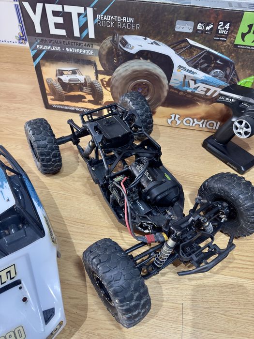 RC crawler Axial