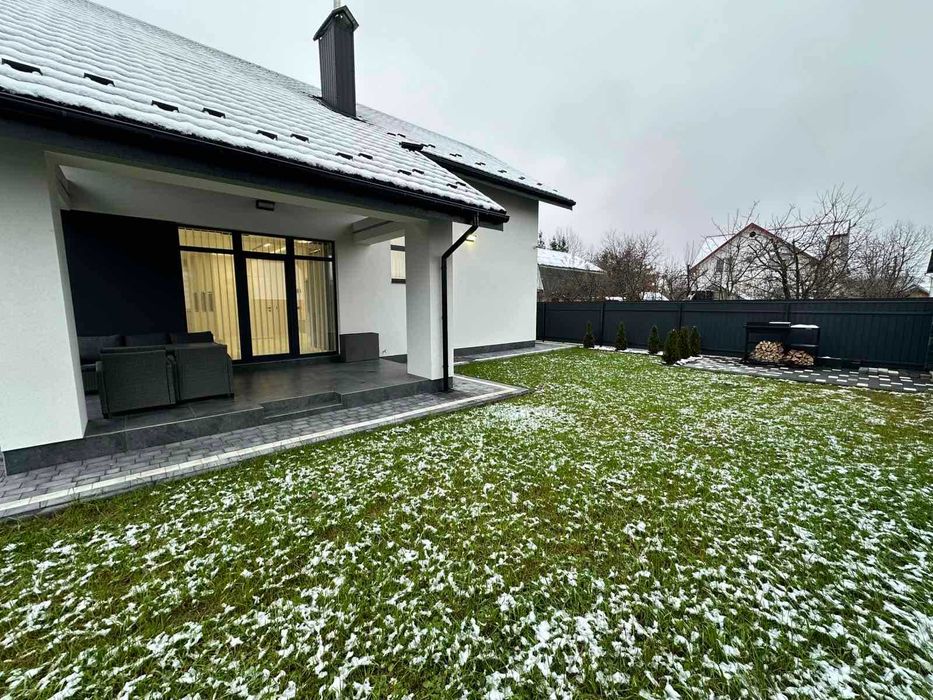 Продається просторий будинок з сучасним ремонтом в Крихівцях.