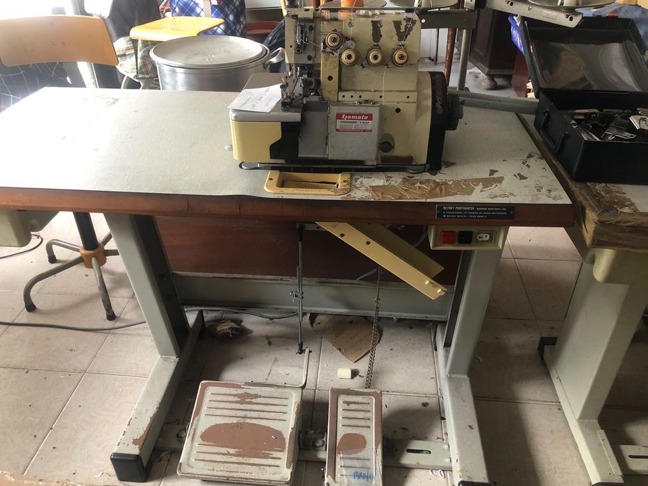 Máquina industrial corta e cose Yamato AZ6020H com mesa