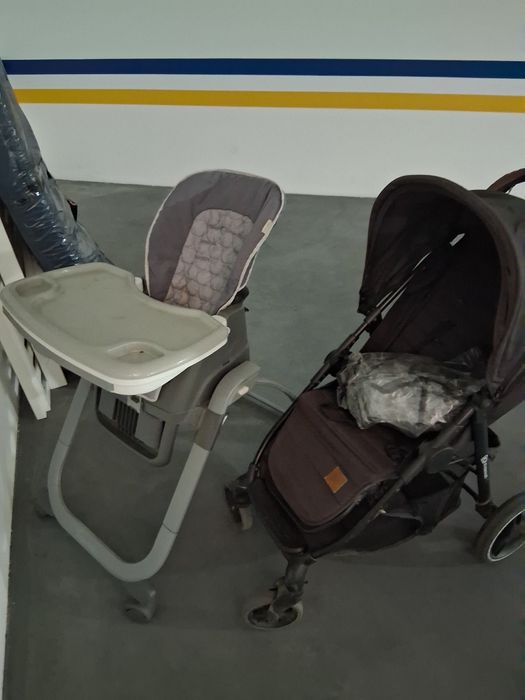 Carrinho de bebe e cadeira de comida