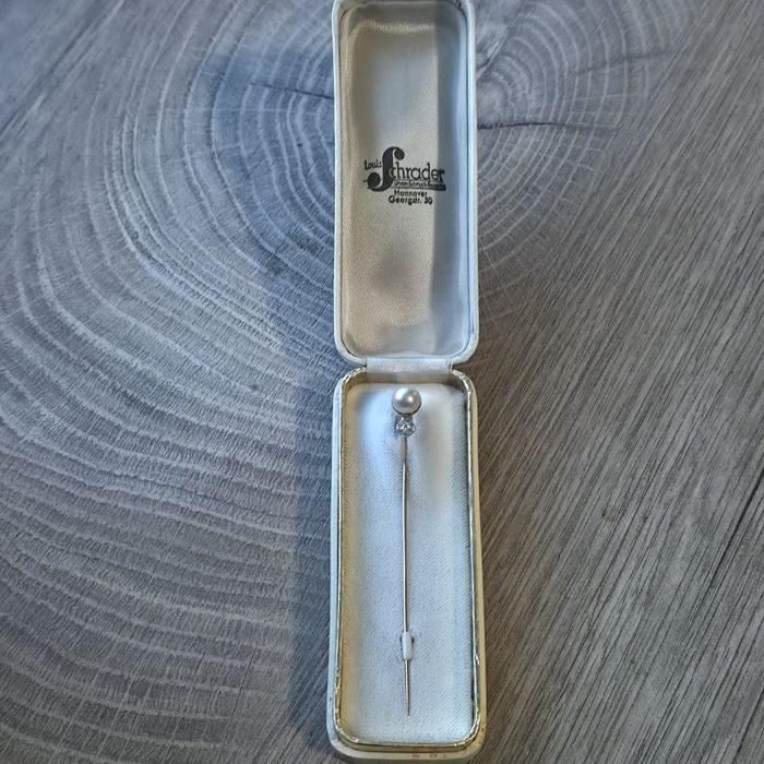 Antyczna Złota szpilka z białą perłą i diamentem  Louis Schrader