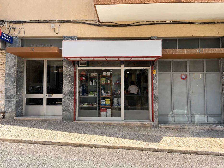 Loja Comercial com 201 m² no Centro de Algés - com Montra