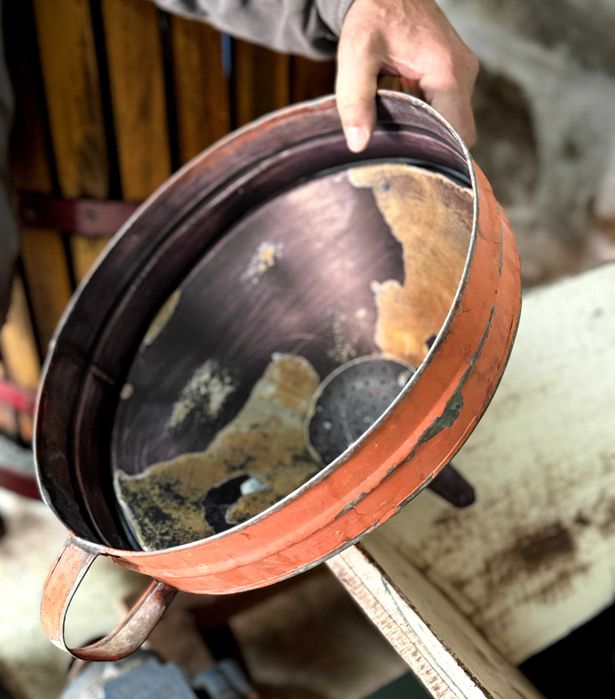 Funil com coador grande, em chapa