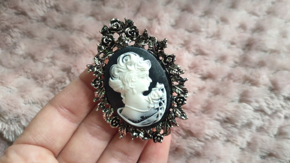 Broszka z kamea kobieta kobieca duża elegancka piękna dla kobiety