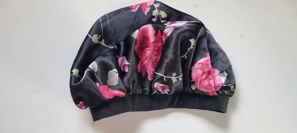 Satynowy czepek do włosów w kolorze czarnym.