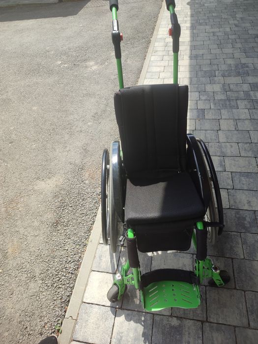 Wlózek inwalidzki dziecięcy