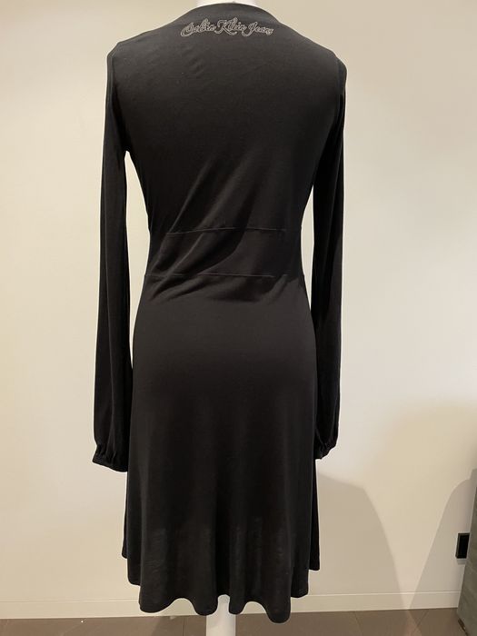 Czarna taliowana sukienka Calvin Klein Jeans