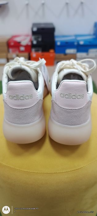 Оригінальні жіночі кросівки Adidas 39 розміру.