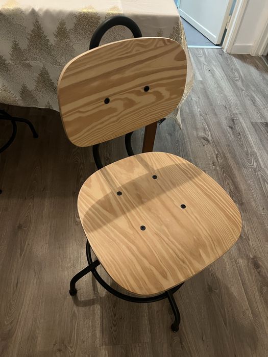 2x Cadeiras de metal com assento e encosto de madeira