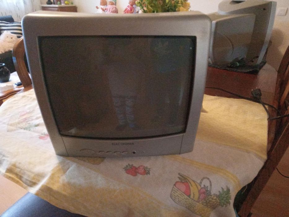 Dois televisores em bom estado