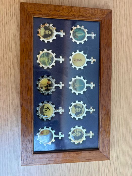 quadro com mini terços religiosos antigos