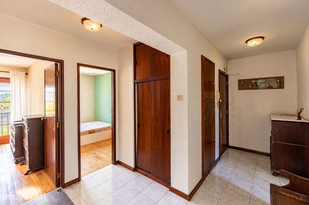 Apartamento T2 com duas frentes na zona da Biquinha
