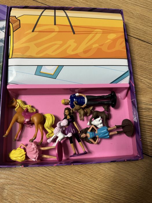 Barbie ksiazka z 10 figurkami z matą