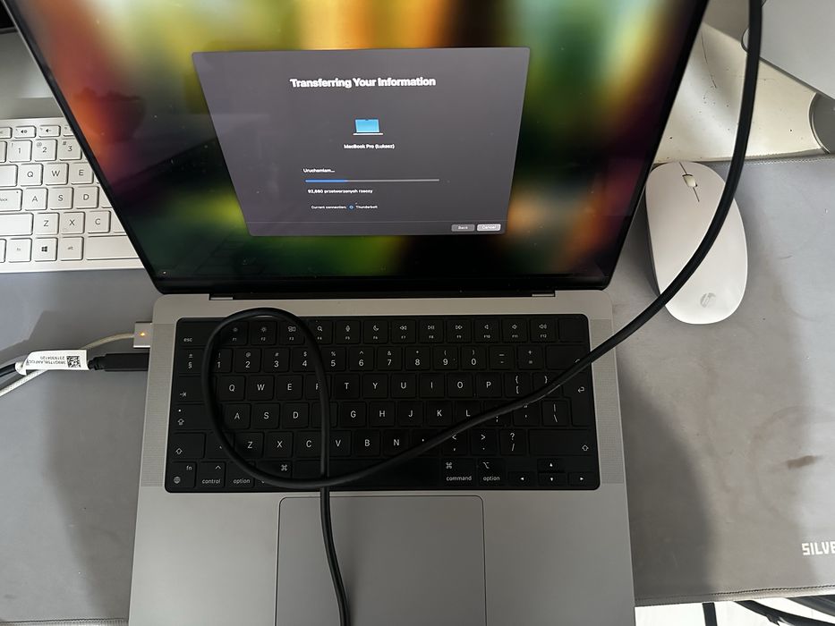 Macbook pro m2 pro 16gb ram 14 cali