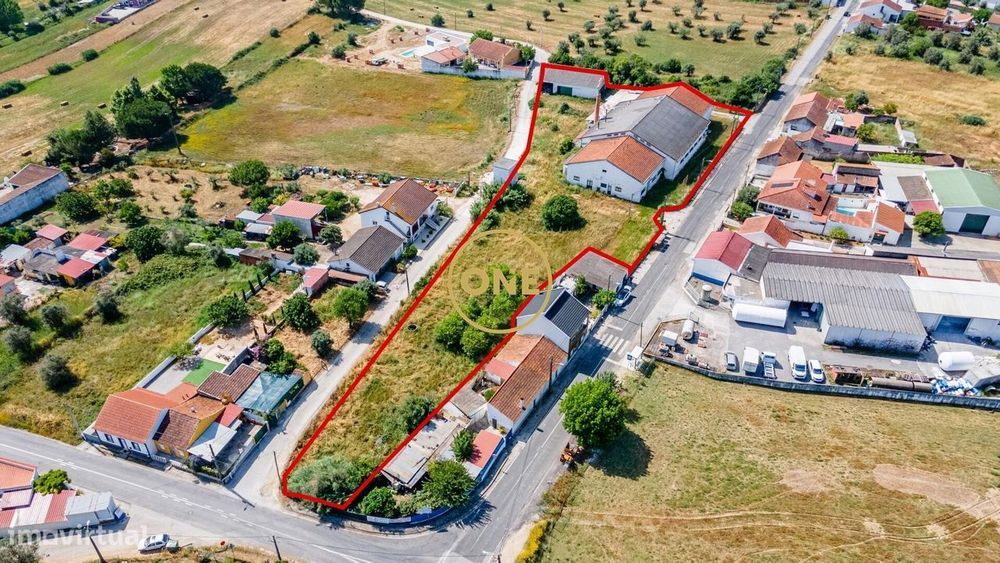 Armazém com terreno de mais de 7.000 m2 em Alcanhões, Santarém