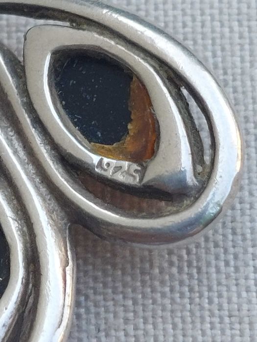 Wisiorek srebrny 925 z bursztynem, sygn. WIJ, 2,86 g