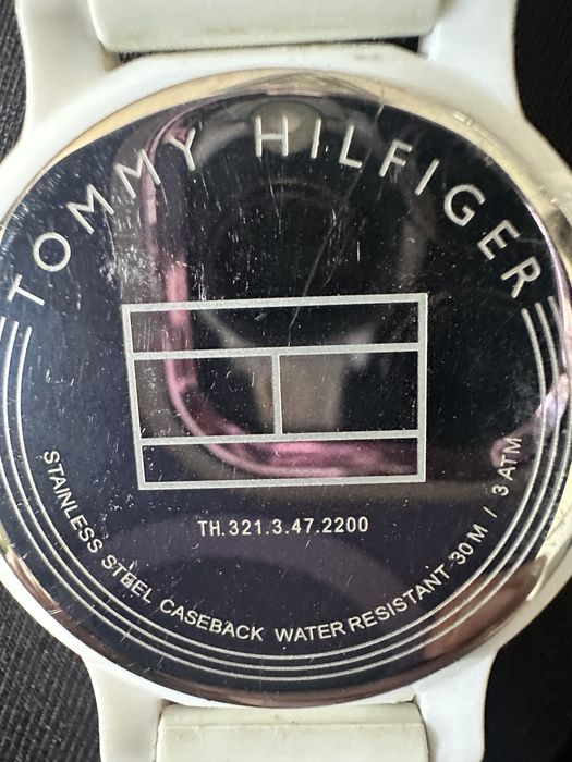Zegarek Tommy Hilfiger Bank z silikonowymi logonwanymi paskami