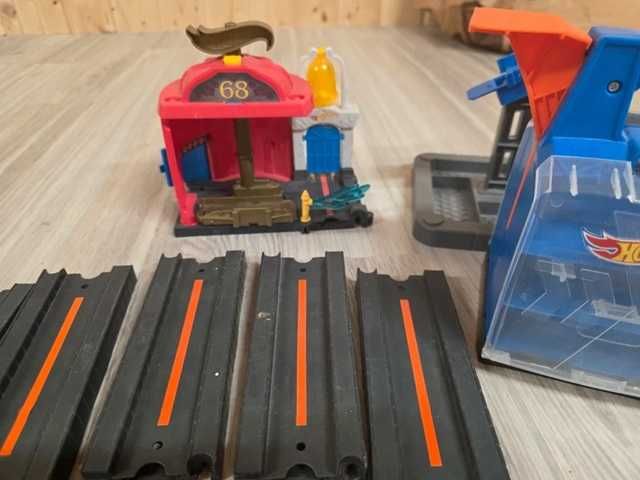 Hot Wheels tory kolejowe +zajezdnia
