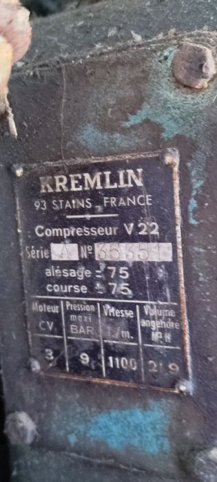 Compressor de Ar KREMLIN 300L  Industrial a funcionar