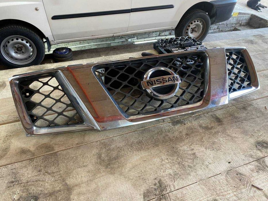 Решітка радіатора Nissan Navara D40 Pathfinder R51 решетка радиатора