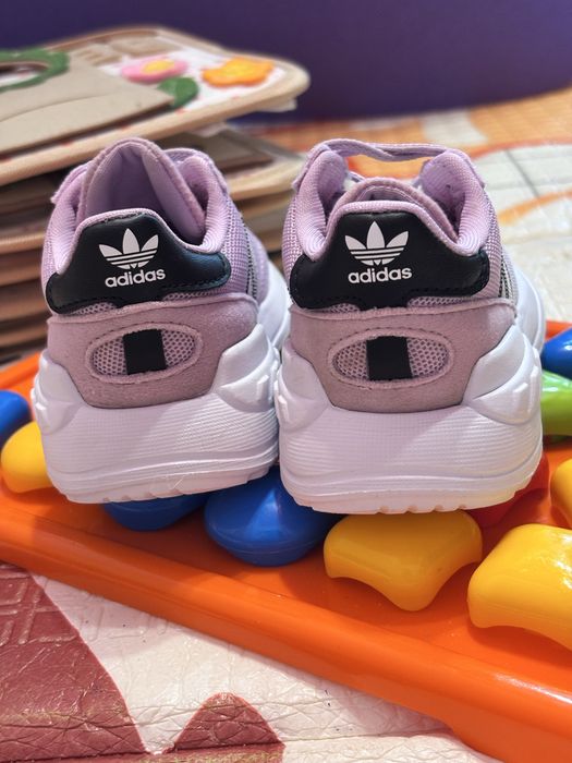 Оригінальні дитячі кросівки Adidas для дівчинки, бузкові