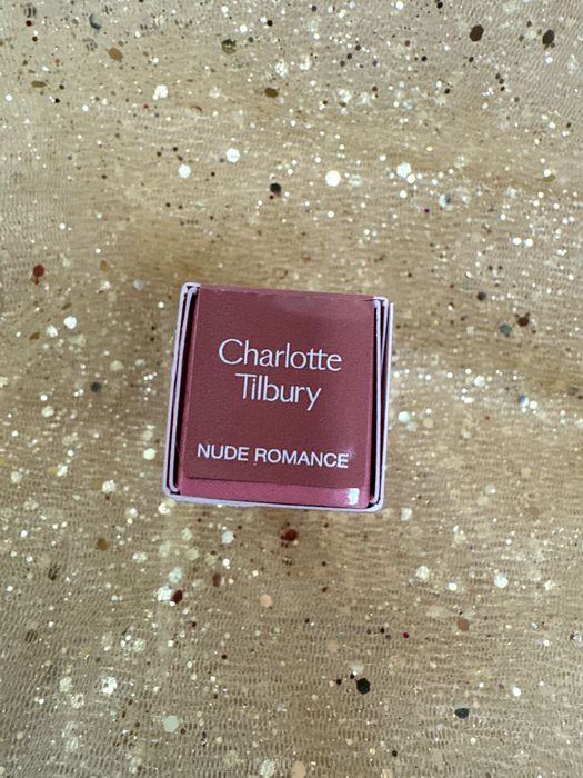 Viral pomadka Charlotte Tilbury Kissing Nude Romance gratis serum