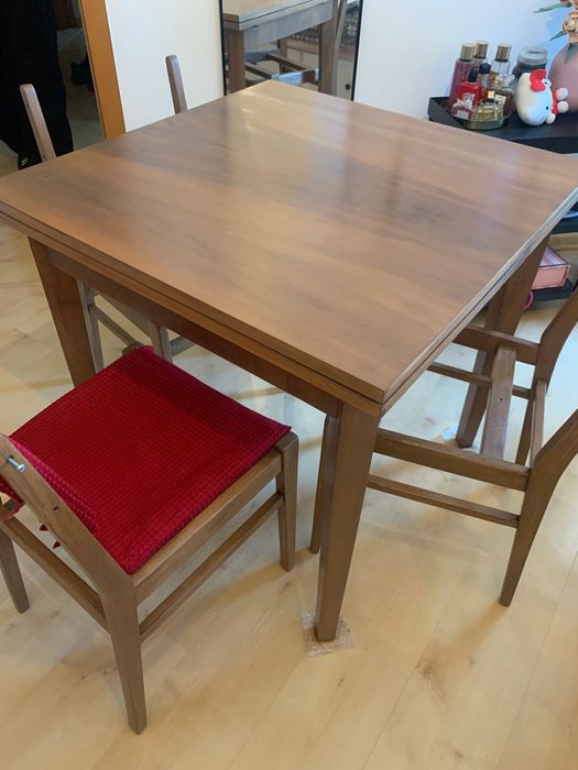 Stół z krzesłami po renowacji orzech