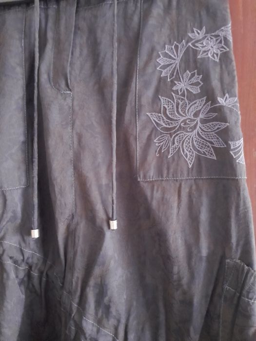 Saia em tecido com bolsos
