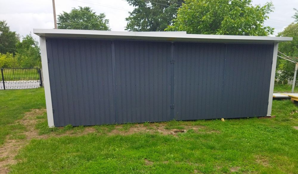 Garaż z płyt warstwowych 5,5x6m. H-2m.