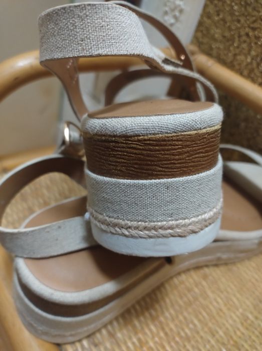 Buty na koturnie