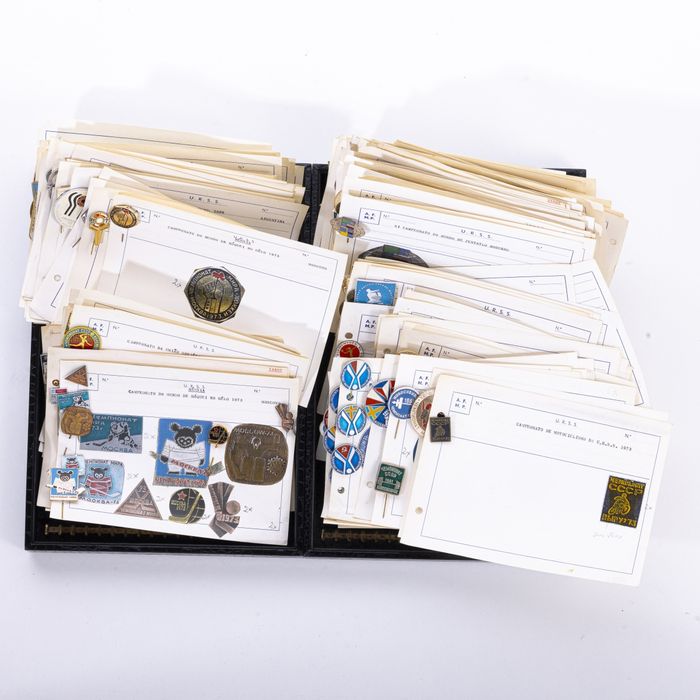 Colecionismo desportivo - Colecção de pins emblemas e crachás - 250