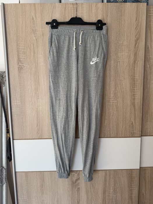 Dresy Nike XS spodnie dresowe damskie haft szare nowa kolekcja