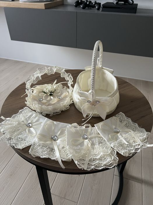 Весільна атрибутика набір кошик для цукерок підставка для обручок