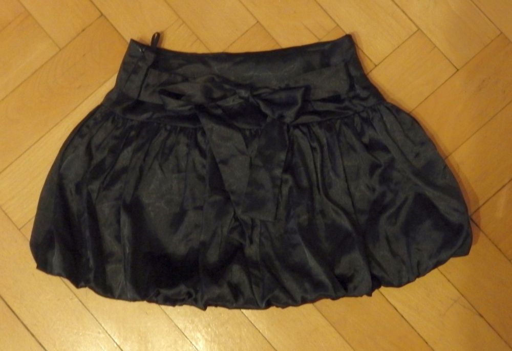 Spódniczka czarna satynowa na galowo rozm. 146 cm