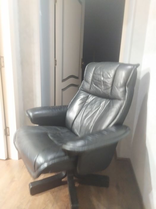 Шкіряне офісне поворотне крісло - реклайнер