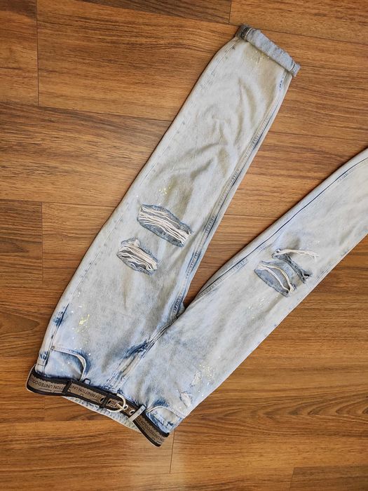 Spodnie mommy jeans z dziurami