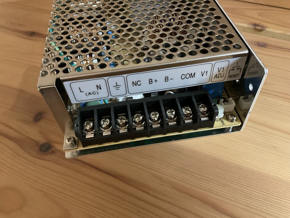 Zasilacz z wyjściem do ładowania akumulatora: (UPS 12V) AD-155A