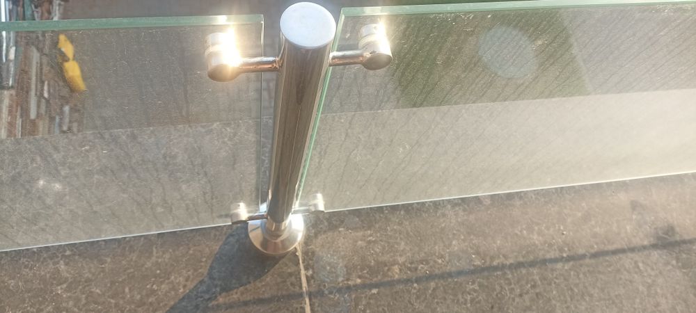 Продам скло,стойкі,граніт.