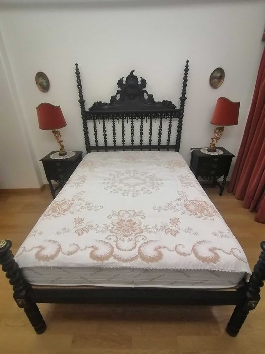 Cama em madeira, antiga, com estrado e colchão (muito pouco uso, sem nódoas ou cheiros)