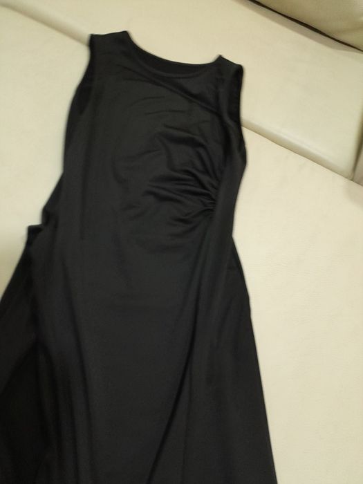 Vestido sem manga assimetrico no comprimento