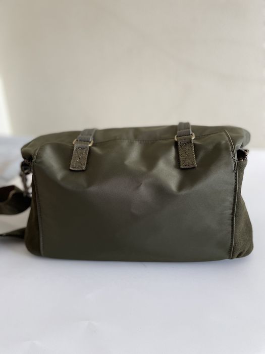 Carteira em nylon e suede de cor verde e nobuck