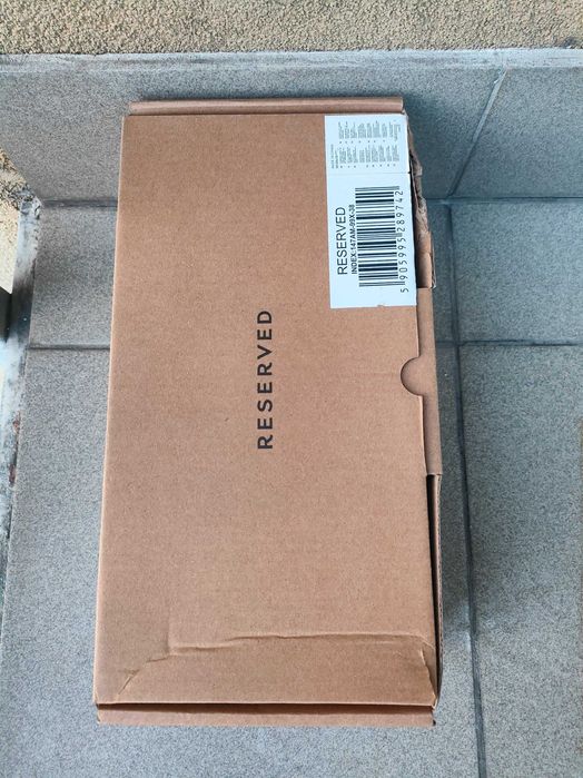 Skórzane klapki z klamrą Reserved