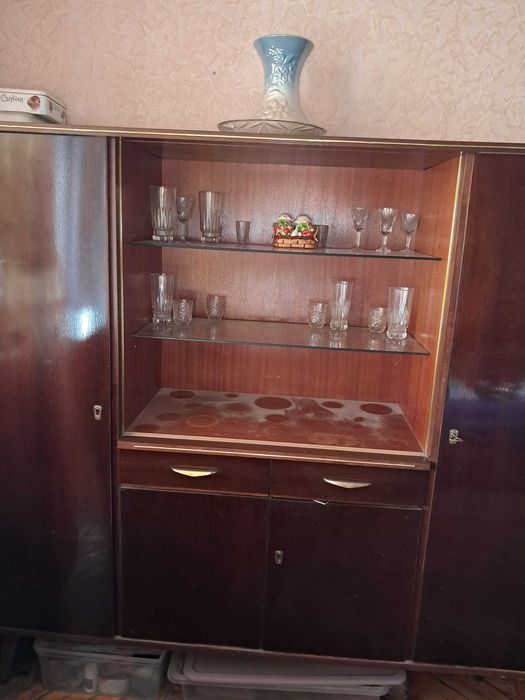 Сервант шкаф  кресло