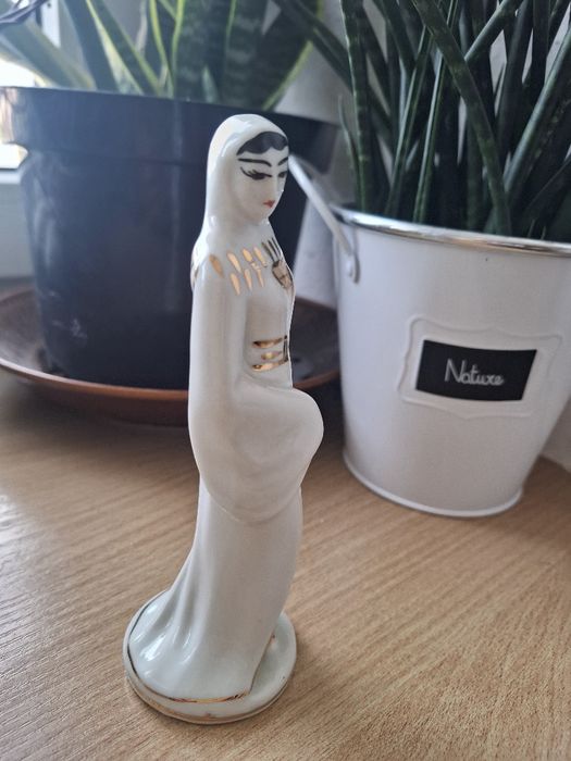 Porcelanowa Figurka.Panna,dama z Porcelany Połonne,lub RumuniaPRL,ZSRR