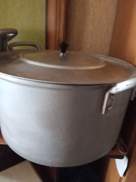 Продам дві алюмінієві кострюлі.