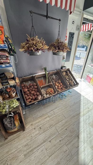 Prateleiras e caixas de fruta e legumes com suporte de parede vintage